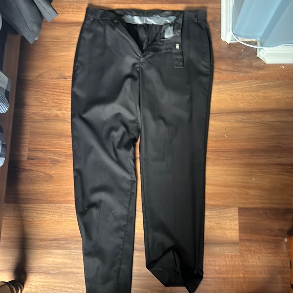 calvin klein 36x30 slim straight black dress pants. in great condition.